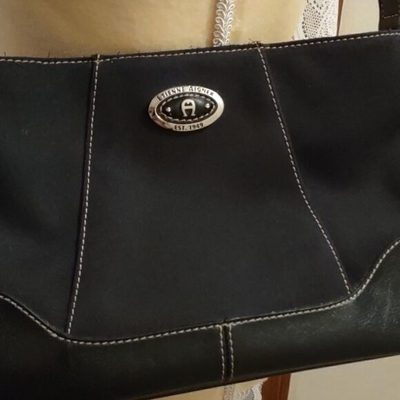 Etienne Aigner Classic purse, 15 inch drop leather strap, middle zip compartment - Picture 2 of 7